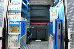 „Оборудване на Mercedes Sprinter L2H2 със Syncro System стелажи, фиксации и подова алуминиева защита.“