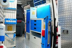 „Syncro System монтаж в Mercedes Sprinter L2H2 – работни модули, рафтове и LED осветление.“