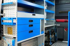 „Сервизен Sprinter L2H2 оборудван със стелажи, чекмеджета и закрепване на техника.“