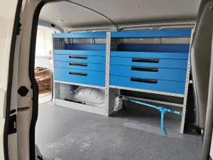 Стелаж с рафтове и чекмеджета