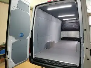 Дървен под за бус със стоманени предпазни лайсни