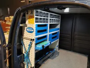 Куфарче с място за съхранение на стелажа