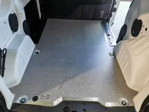 Фабрично изрязан дървен под за бус