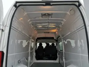 Излят по извивките на вана таван от фибростъкло