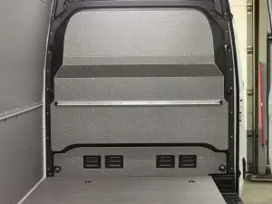 Преграда зад шофьорската кабина