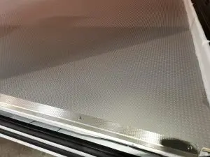 Дървен под с каучуково покритие и стоманени лайсни