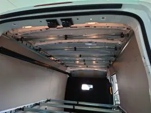 превоз дрехи закачалки бус