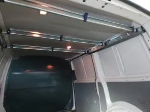 превоз на дрехи на закачалки бус