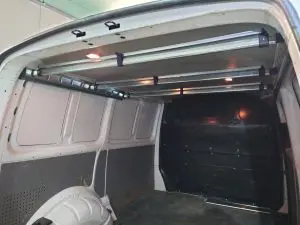 транспортиране на окачени дрехи бус