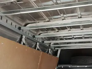 Закрепване на прътовете в страничните релси