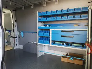 Стелаж с отворени рафтове за бус