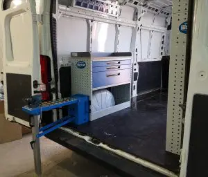 Отворен вариант на шкаф за калници