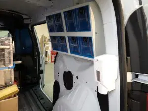 Модули от големи прозрачни кутии