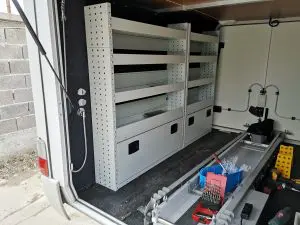 Стелаж, специално боядисан в бял цвят