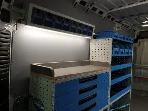 Работно място в буса с осветление