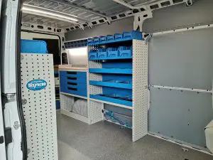 Рафтове от двете страни на товарния отсек