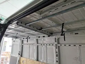 Сигурно транспортиране на дрехи на закачалки