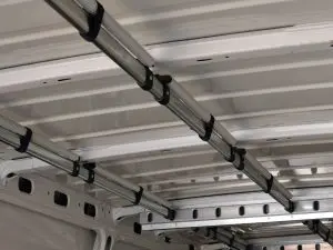 Система за транспорт на окачени дрехи