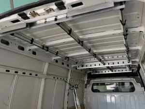 Високо разположени прътове за превоз на дълги дрехи