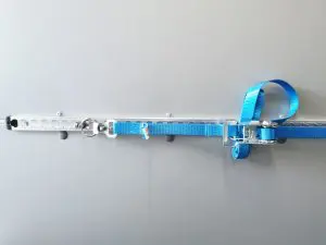 Система за укрепване на товари с релса и ремък с тресчотка