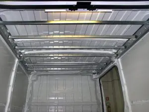 Поцинковани релси с отвори на страничните стени