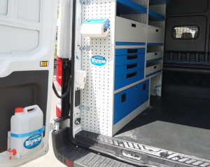 Туба за вода, поставка за течен сапун и хартия