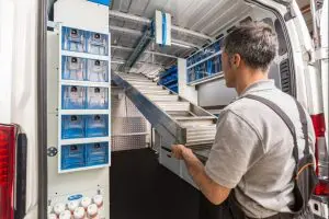 Система за закрепване на стълба за тавана на вана