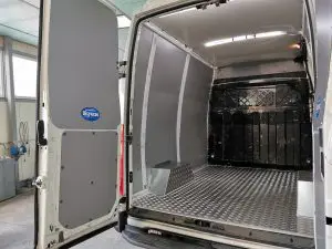 Дървен панел с алуминиева рифелова ламарина