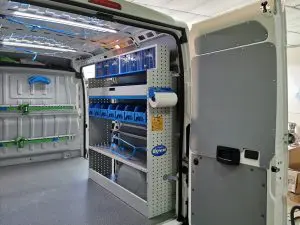 Шкаф с отворени рафтове, контейнери и прозрачни кутии