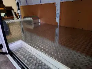 дървен под рифелова ламарина бус