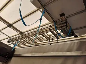 Закрепване на стълба към тавана на бордови камион