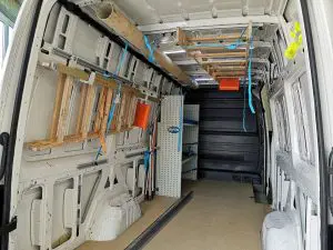 Сигурно транспортиране на стълби в товарния отсек