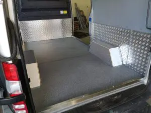 Дървен под за бус за транспортиране на течности