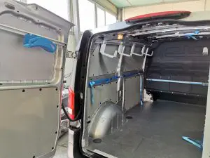 Укрепване на товари Релси и държачи за кабели върху тях