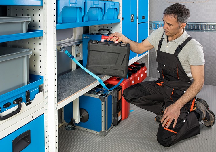 Транспортиране на кутии с инструменти